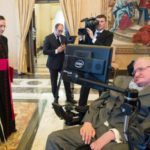 Stephen Hawking, một đời say mê khoa học