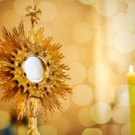 Cầu nguyện trước Thánh Thể