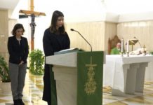 Đức Thánh Cha thay đổi luật cho phụ nữ lãnh thừa tác vụ đọc sách và giúp lễ