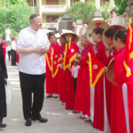 Đức Giám mục Phụ tá Giáo phận Versailles thăm giáo xứ Vạn Lộc