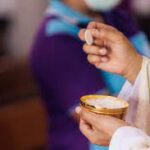 Không thể ngăn các bà mẹ đơn thân rước lễ