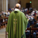 Một linh mục có thể nói chuyện chính trị trong bài giảng lễ không?