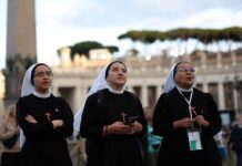 Mọi ánh mắt đổ dồn về ống khói nhà nguyện Sistine trong ngày thứ hai của mật nghị