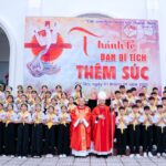 Đức Cha phụ tá Phêrô Nguyễn Văn Viên cử hành thánh lễ ban Bí tích Thêm sức tại Giáo xứ Cự Tân